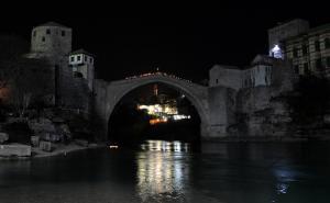 Stari most u Mostaru utonuo u mrak za spas planete Zemlje  (FOTO)